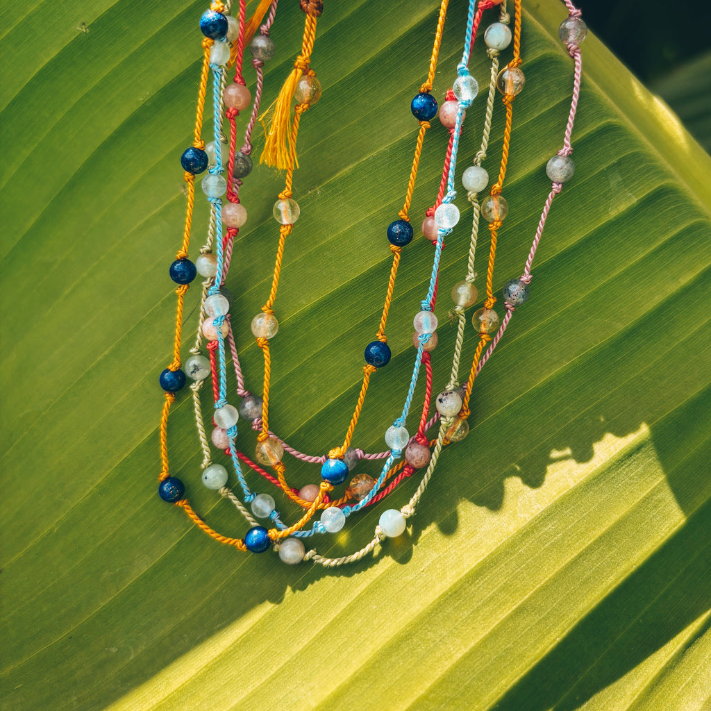 Collier en soie et perles naturelles
