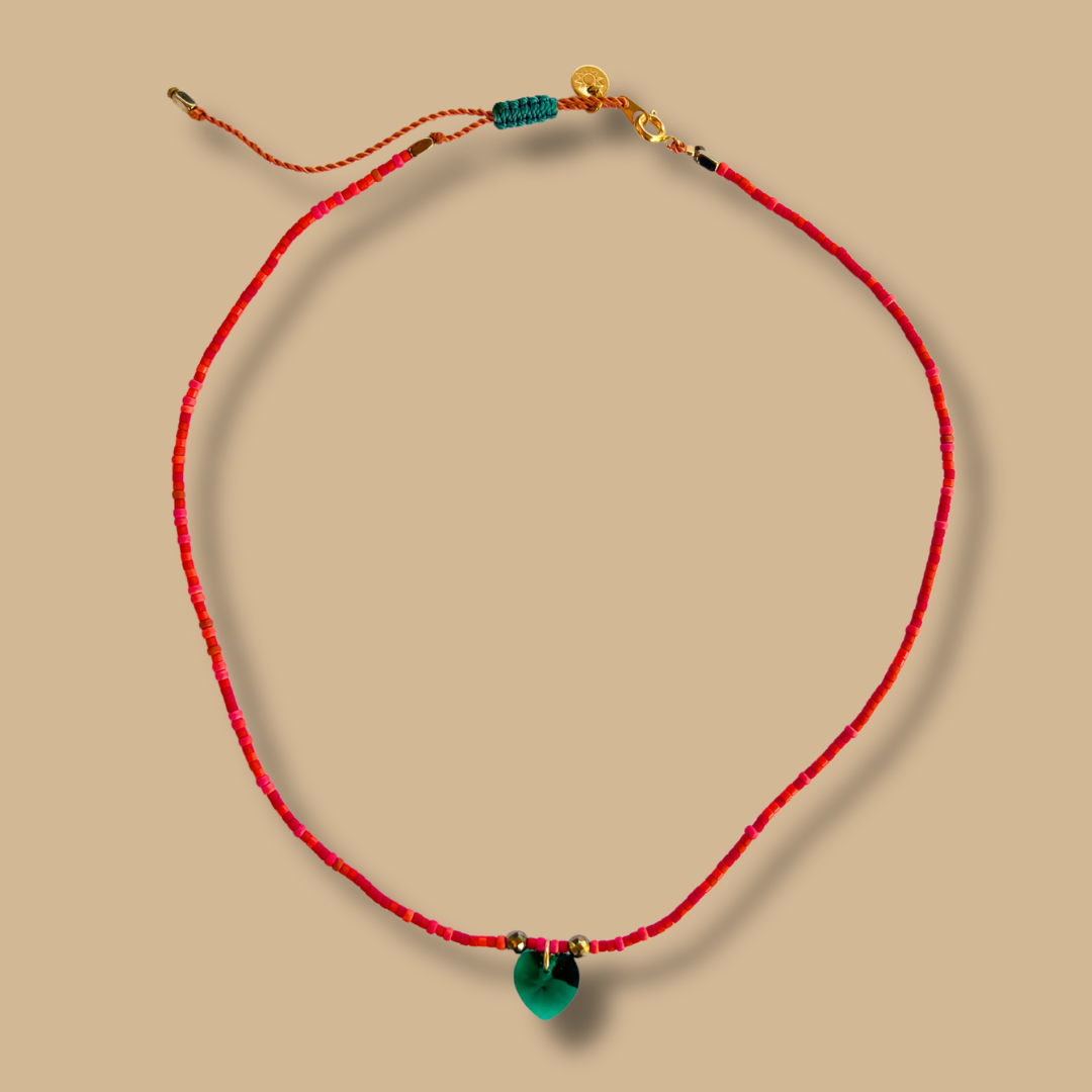 Collier HIPPY rouges avec coeur emeraude