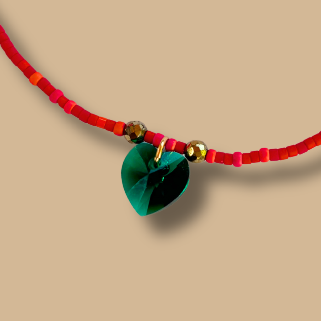 Collier HIPPY rouges avec coeur emeraude