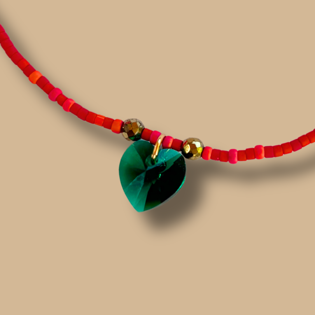 Collier HIPPY rouges avec coeur emeraude