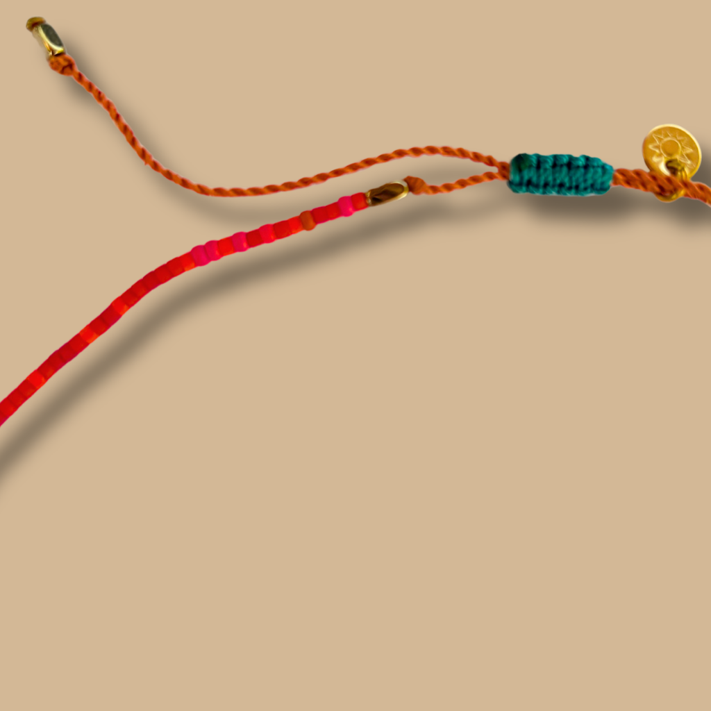 Collier HIPPY rouges avec coeur emeraude