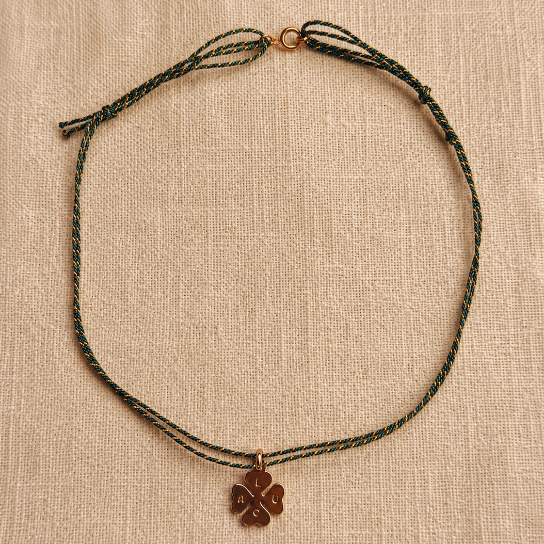 Collier LUCK porte bonheur trèfle à 4 feuilles gravés à la main