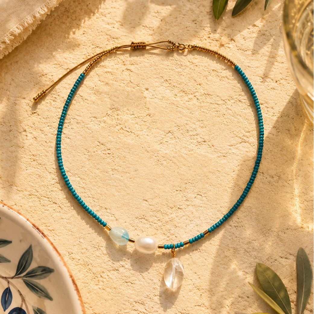 Collier femme ras de cou dans les tons bleus, été