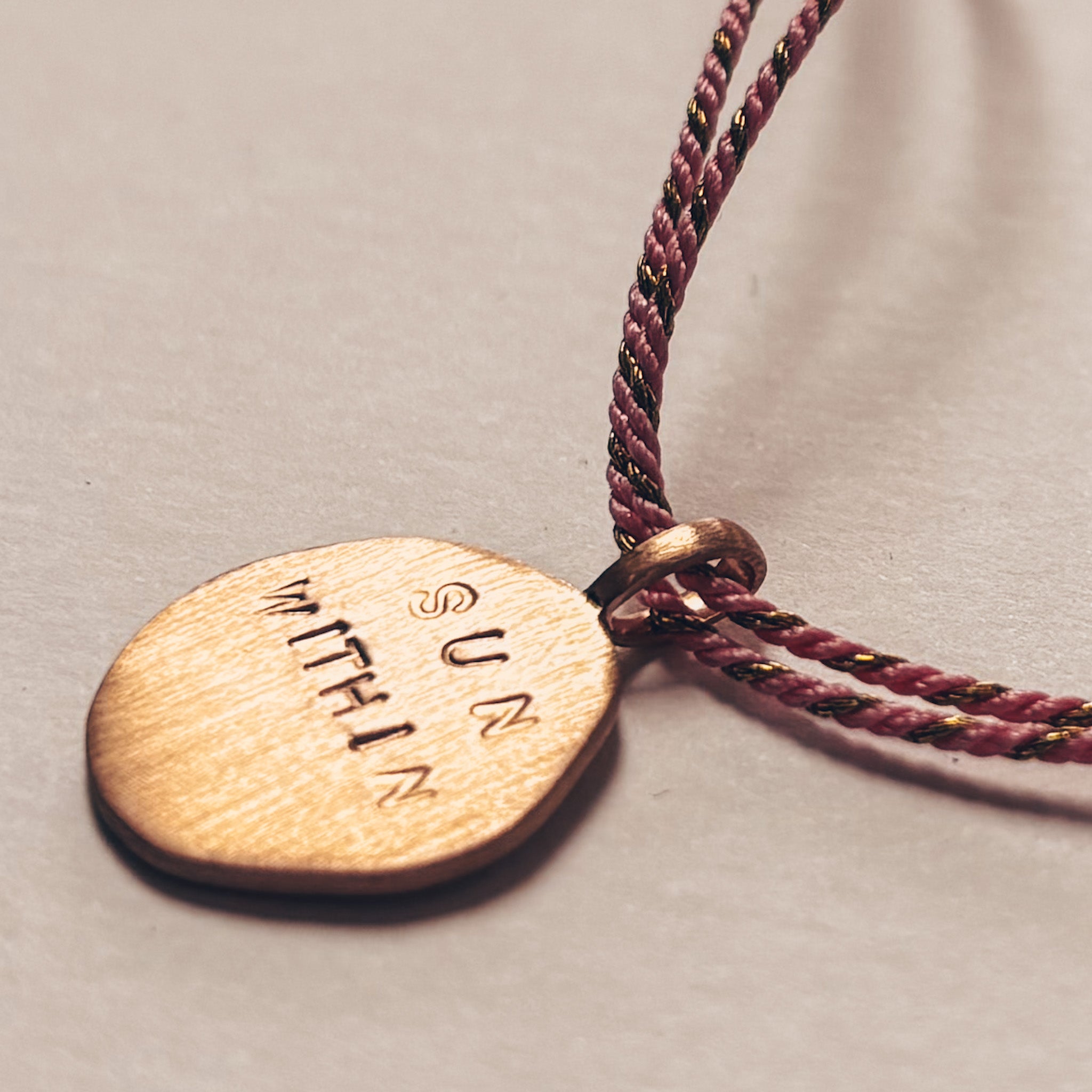 Médaille gravée à la main d'un message inspirant 