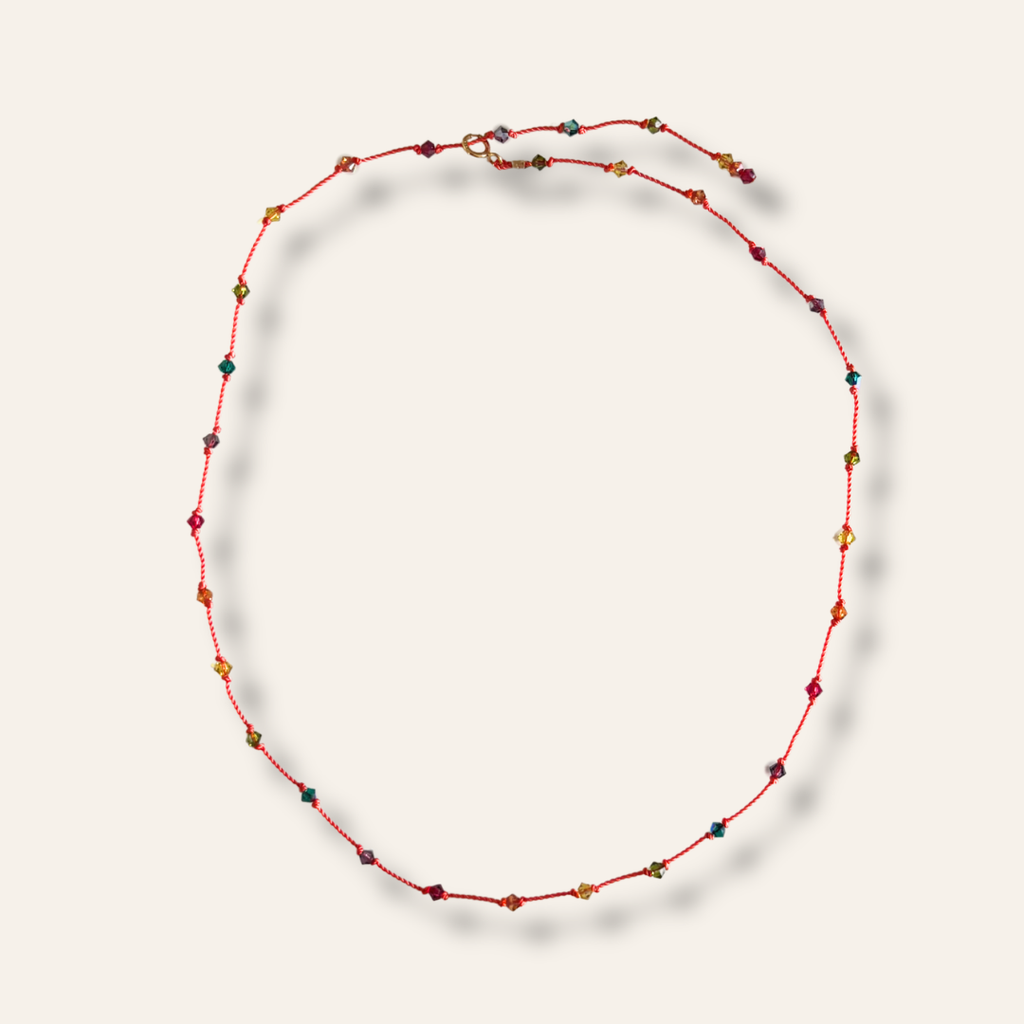 Gros plan sur les cristaux du collier