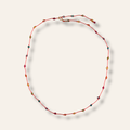 Gros plan sur les cristaux du collier