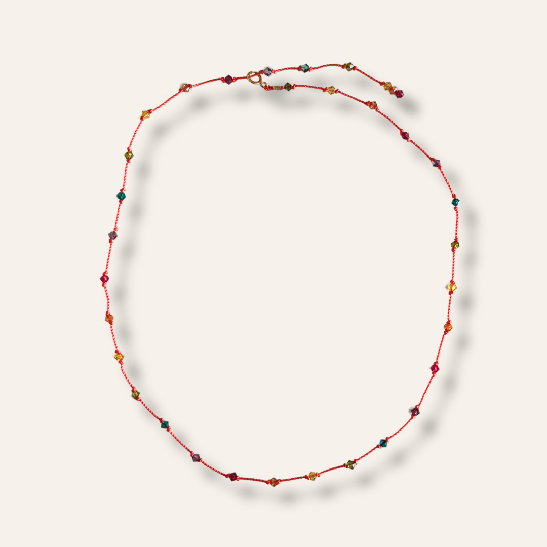 Gros plan sur les cristaux du collier