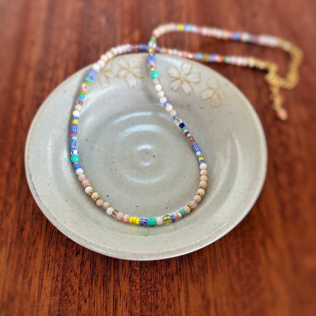 Collier HIPPY · opale rose & mix de perles