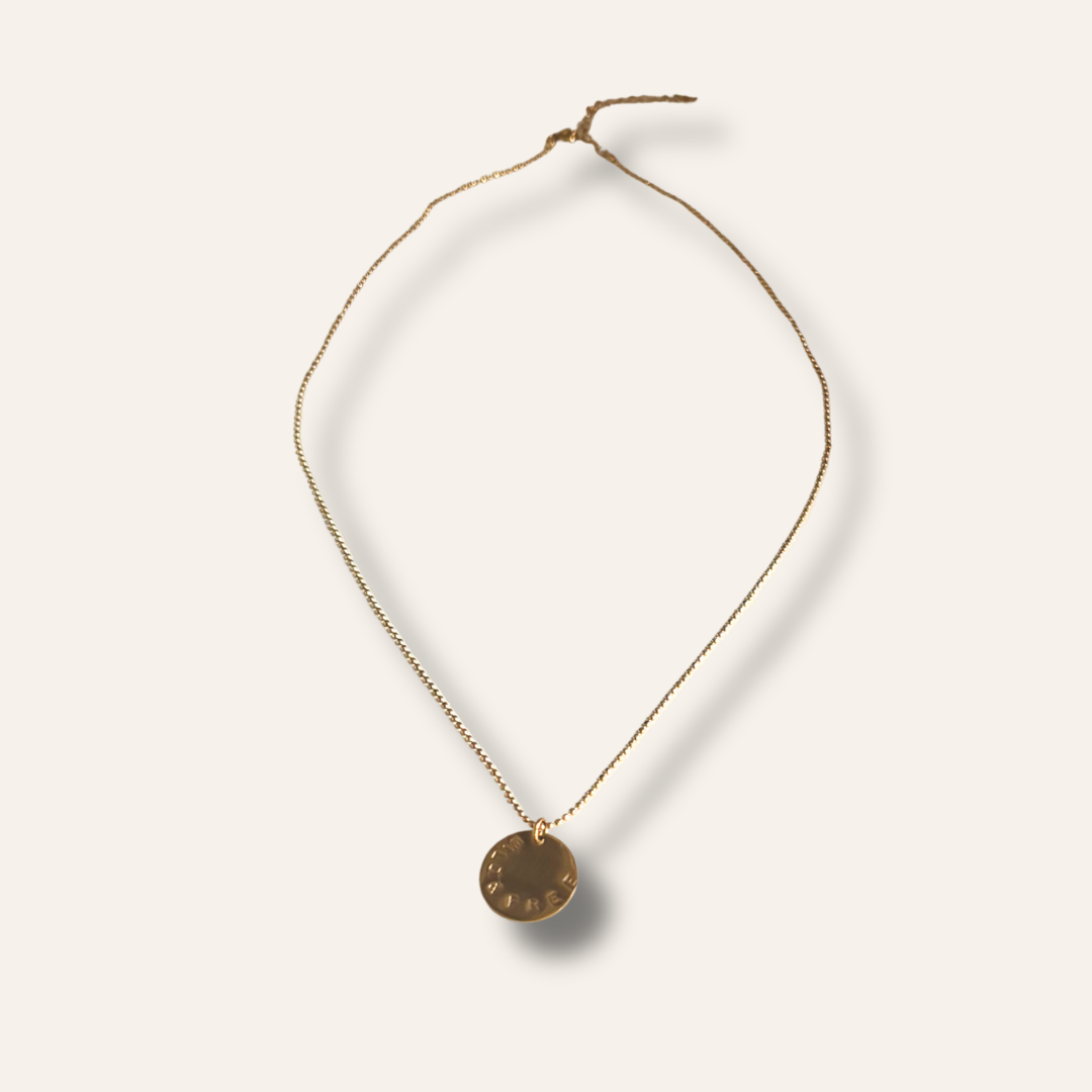 gros plan sur le collier gravé wild and free