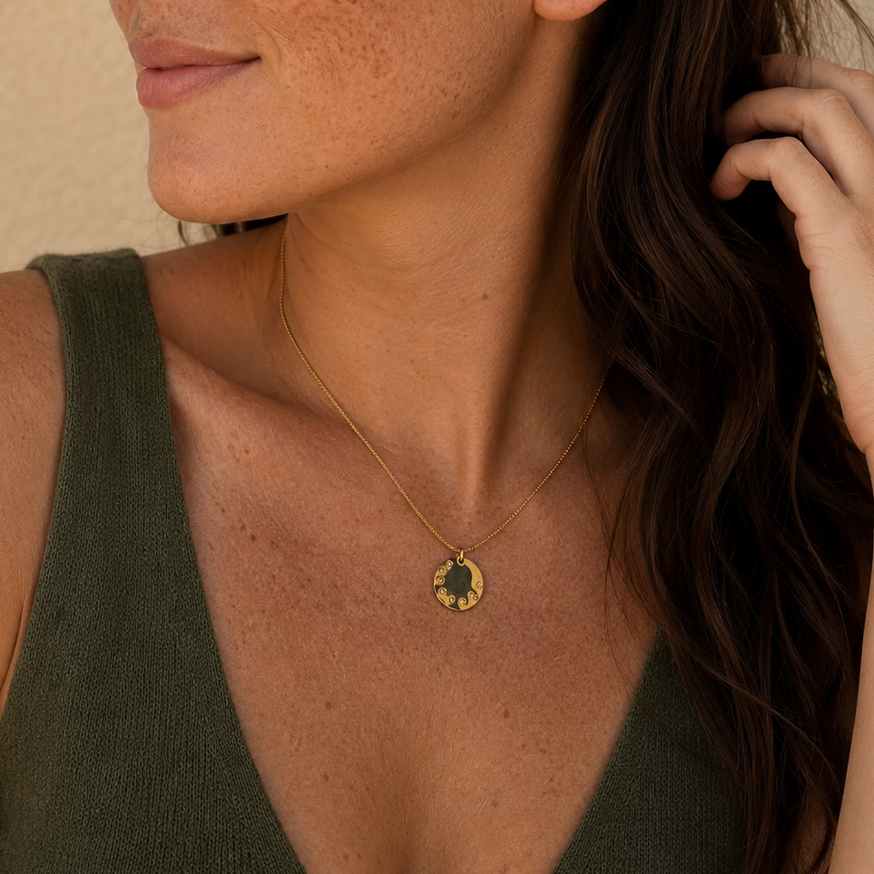 Collier à message porté sur une personne pour l'automne