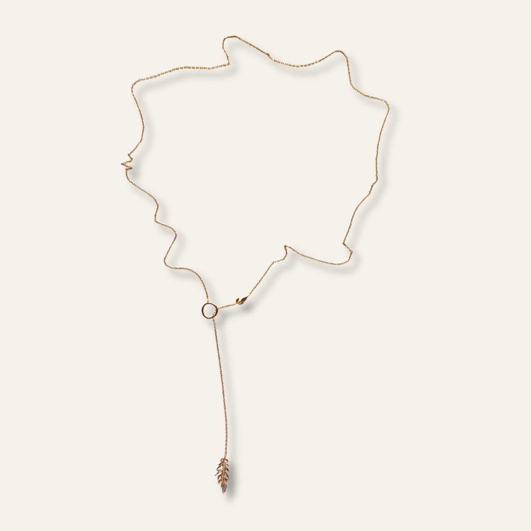 Collier cravate lariat chaine fine avec feuille nature
