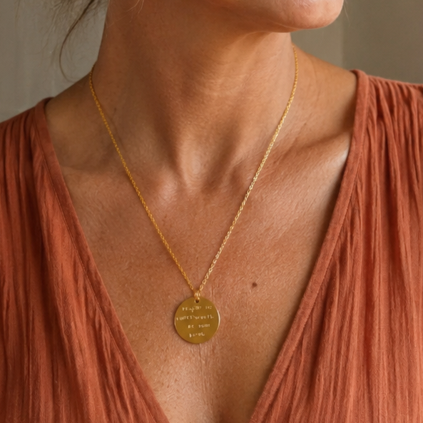 Collier porté sur un décolté marlah bijoux créatrice belge