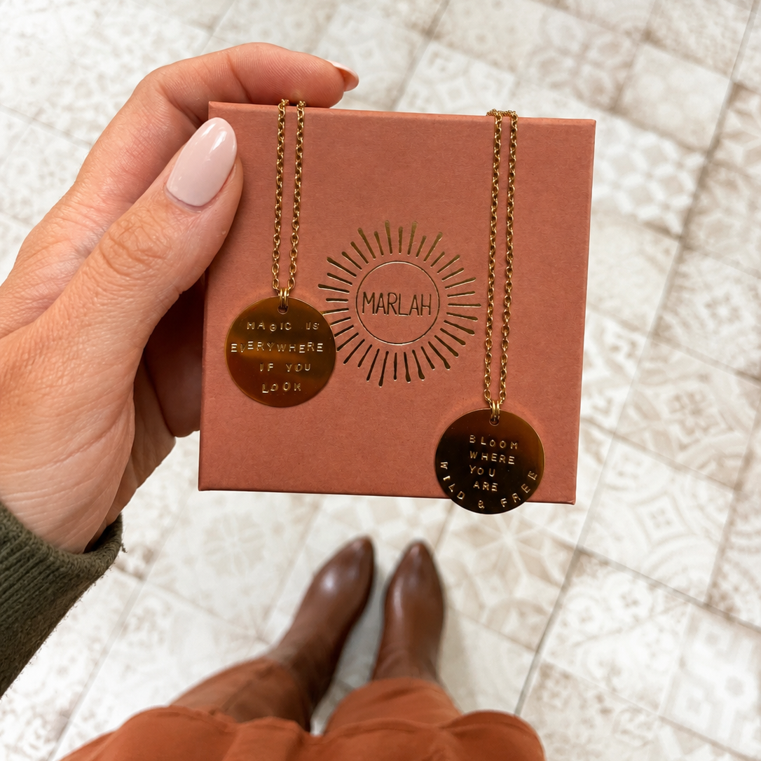 Collier marlah bijoux créatrice belge gravé à la main d'un message insipirant