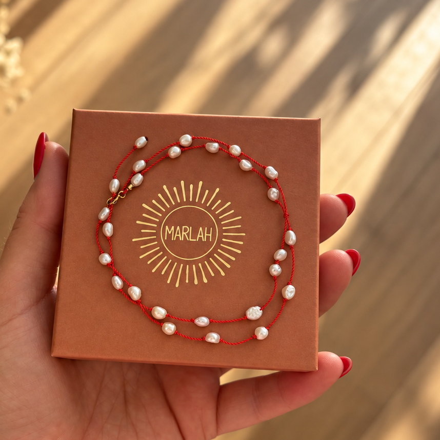 Collier en perle posé sur son écrin prêt à offrir 