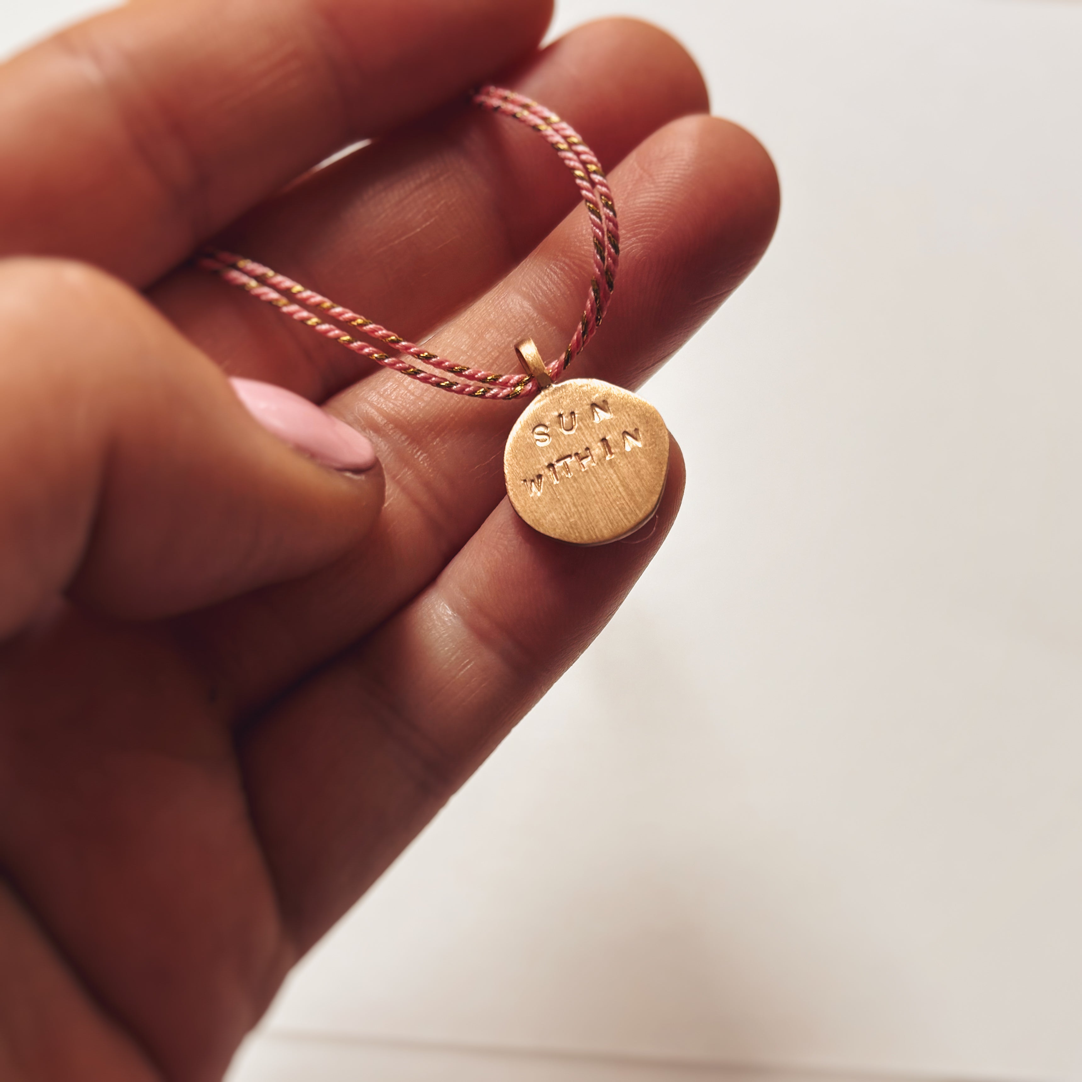 Détail sur la gravure de la médaille gravée à la main créatrice belge message inspirant