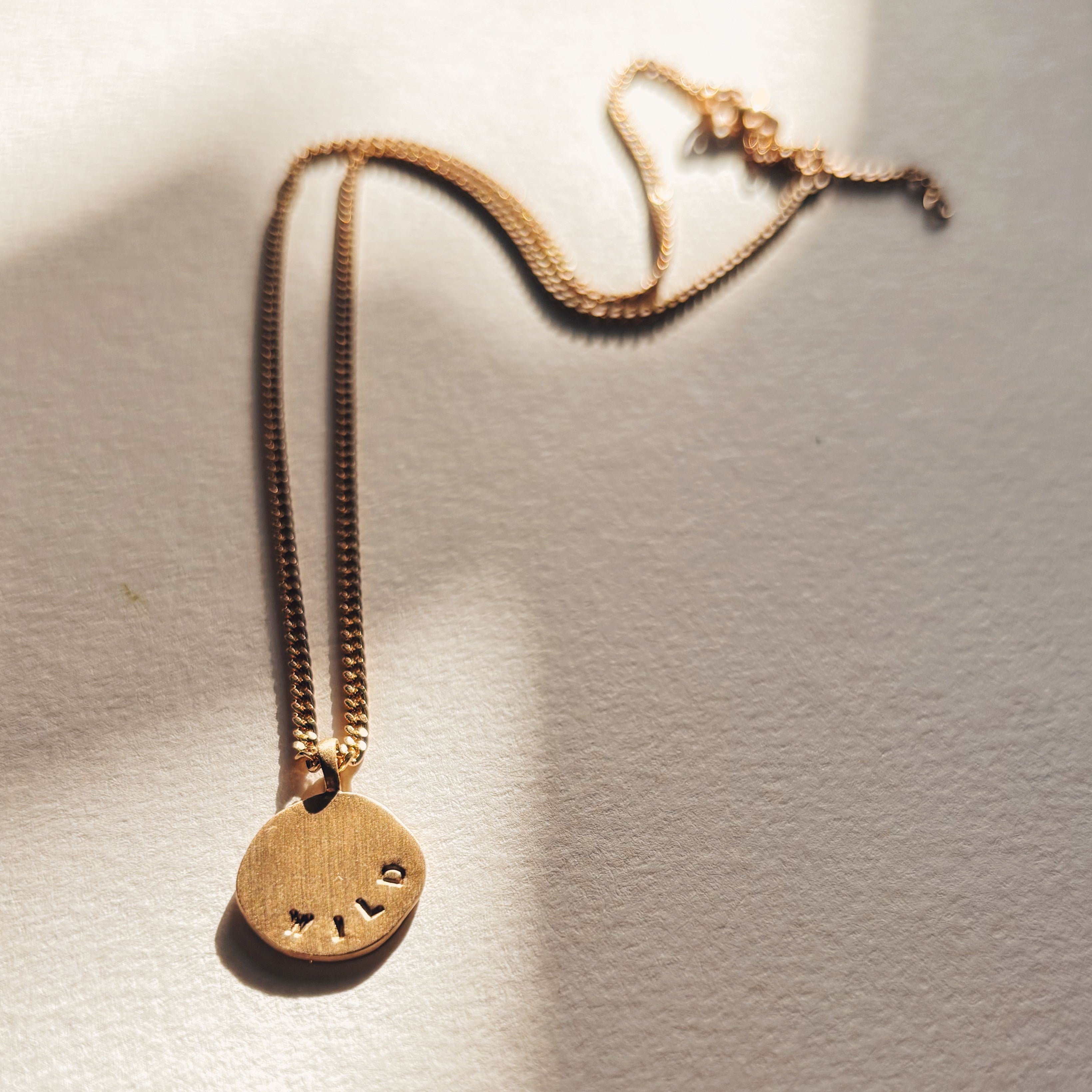 Collier gravé à la main message wild