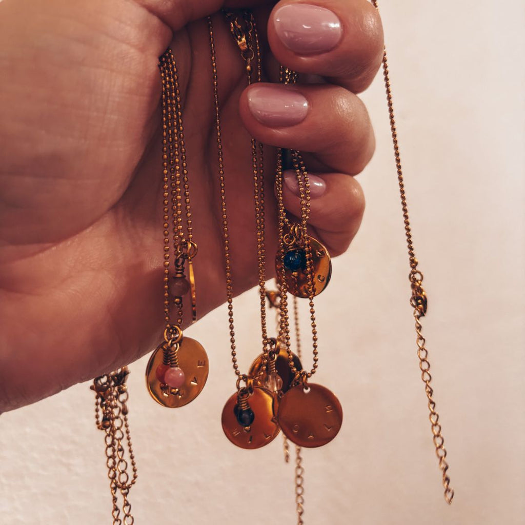 Collier gravé à la main d'un mot inspirant