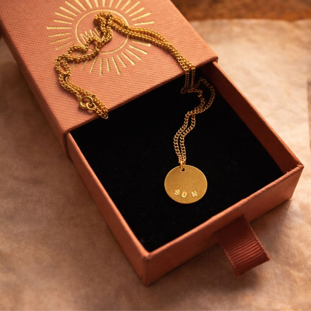 Ecrin bijou médaillon gravé à la main mot inspirant intention