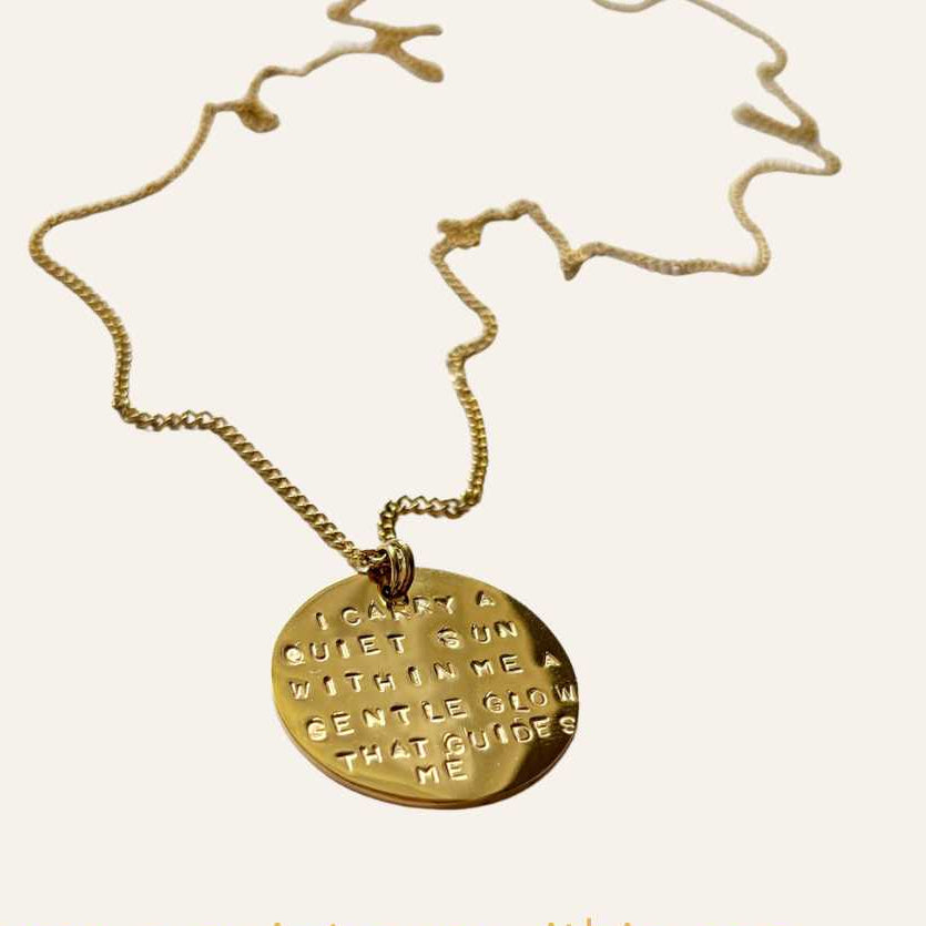 collier pendentif message gravé à la main