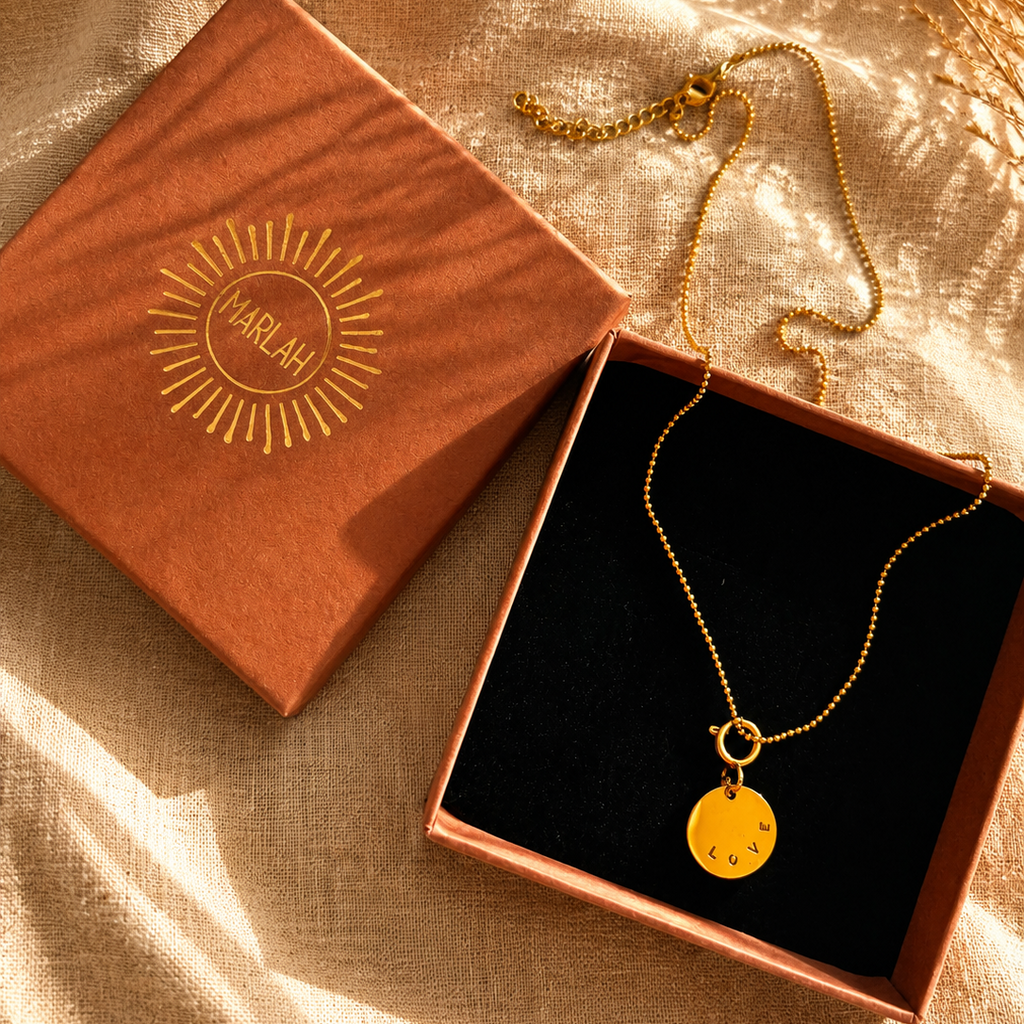 Collier gravé à la main love dans son écrin
