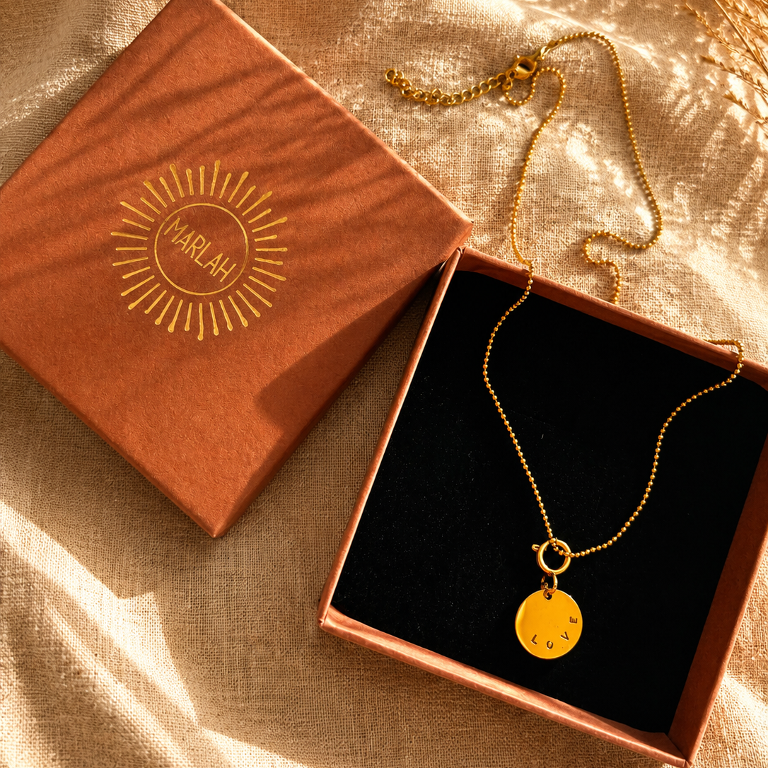Collier gravé à la main love dans son écrin