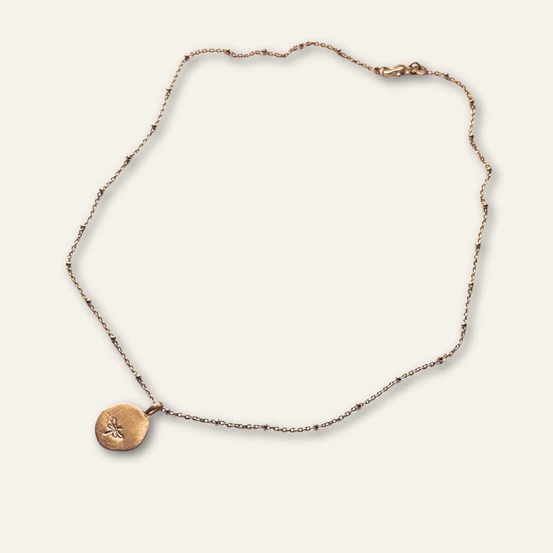Collier en plaqué or 3 microns à porter comme un talisman avec une libellule gravée