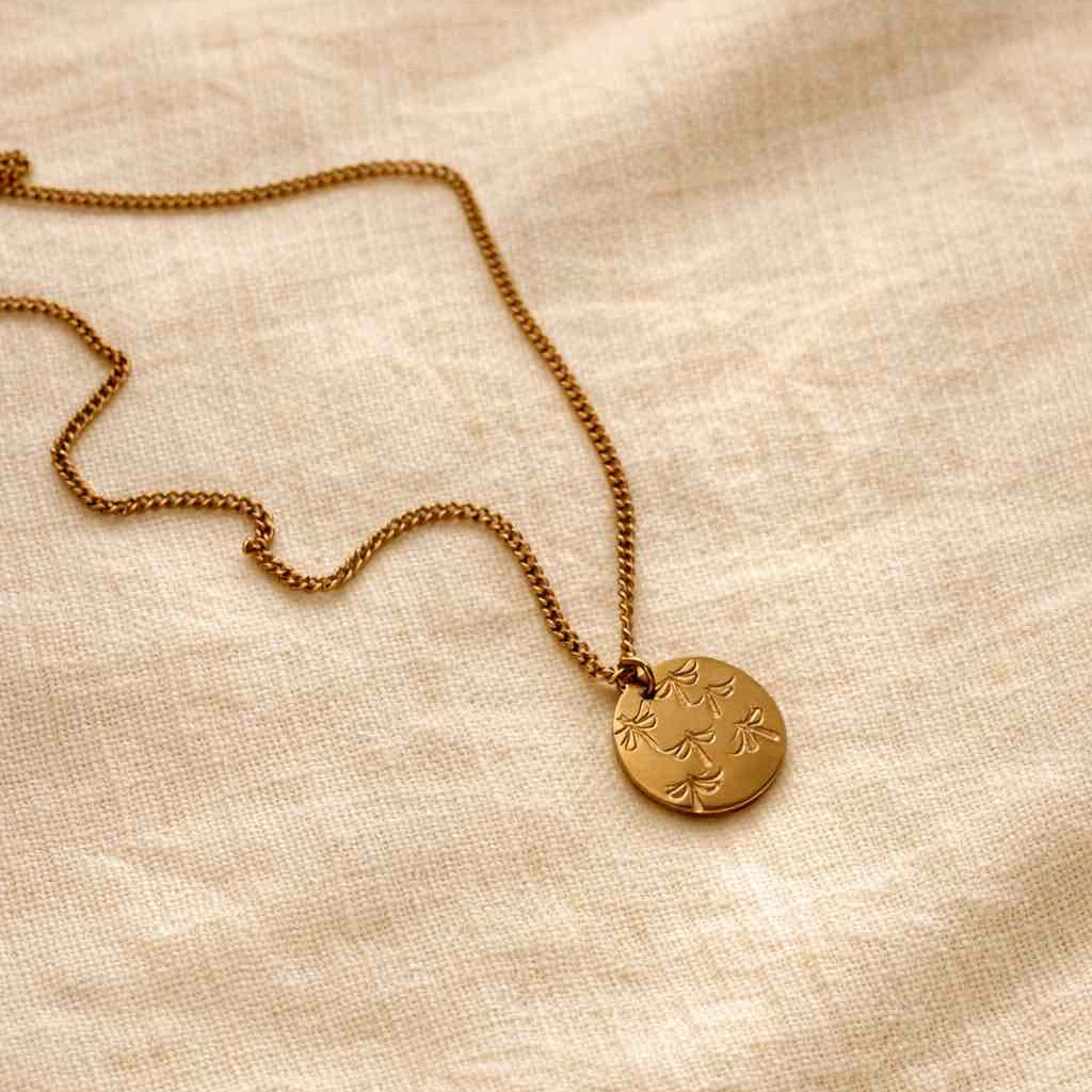 Bijou or fait main en belgique avec libellule gravée