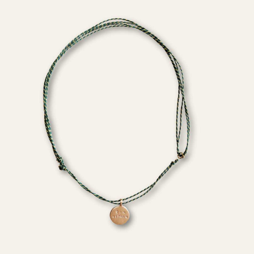 Collier corde à message avec un pendentif gravé à la main 
