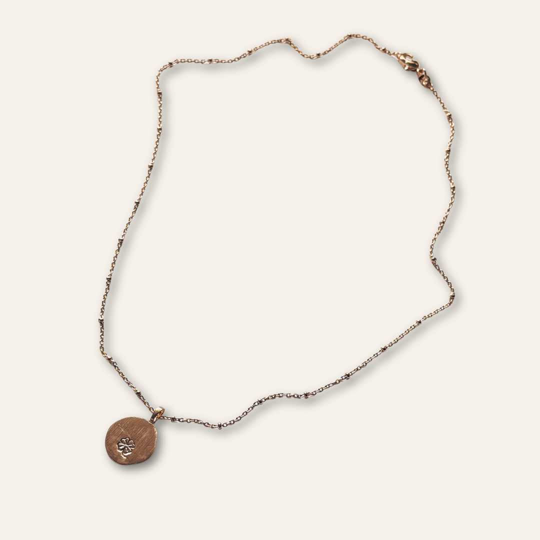 Collier porte bonheur en plaqué or à porter comme un talisman avec un trèfle à 4 feuilles