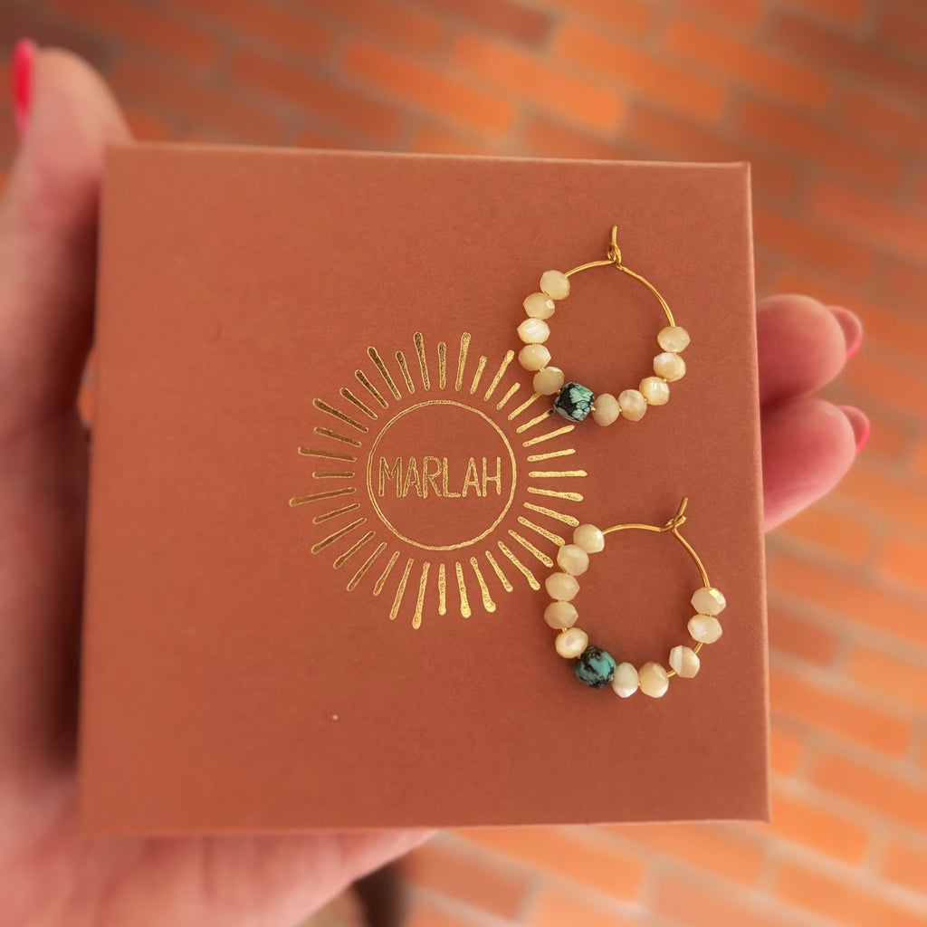 Créoles Signature présentées dans leur écrin cadeau MarlaH Bijoux