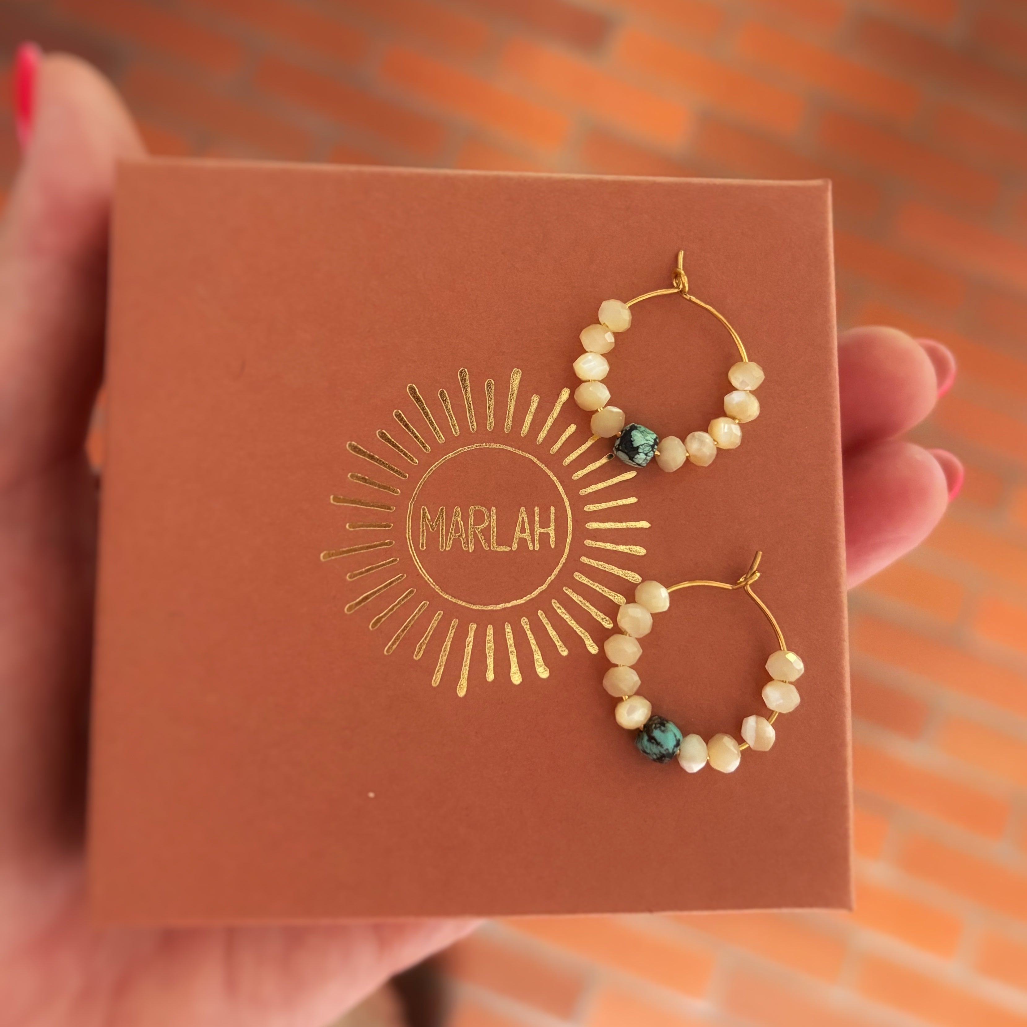Créoles Signature présentées dans leur écrin cadeau MarlaH Bijoux