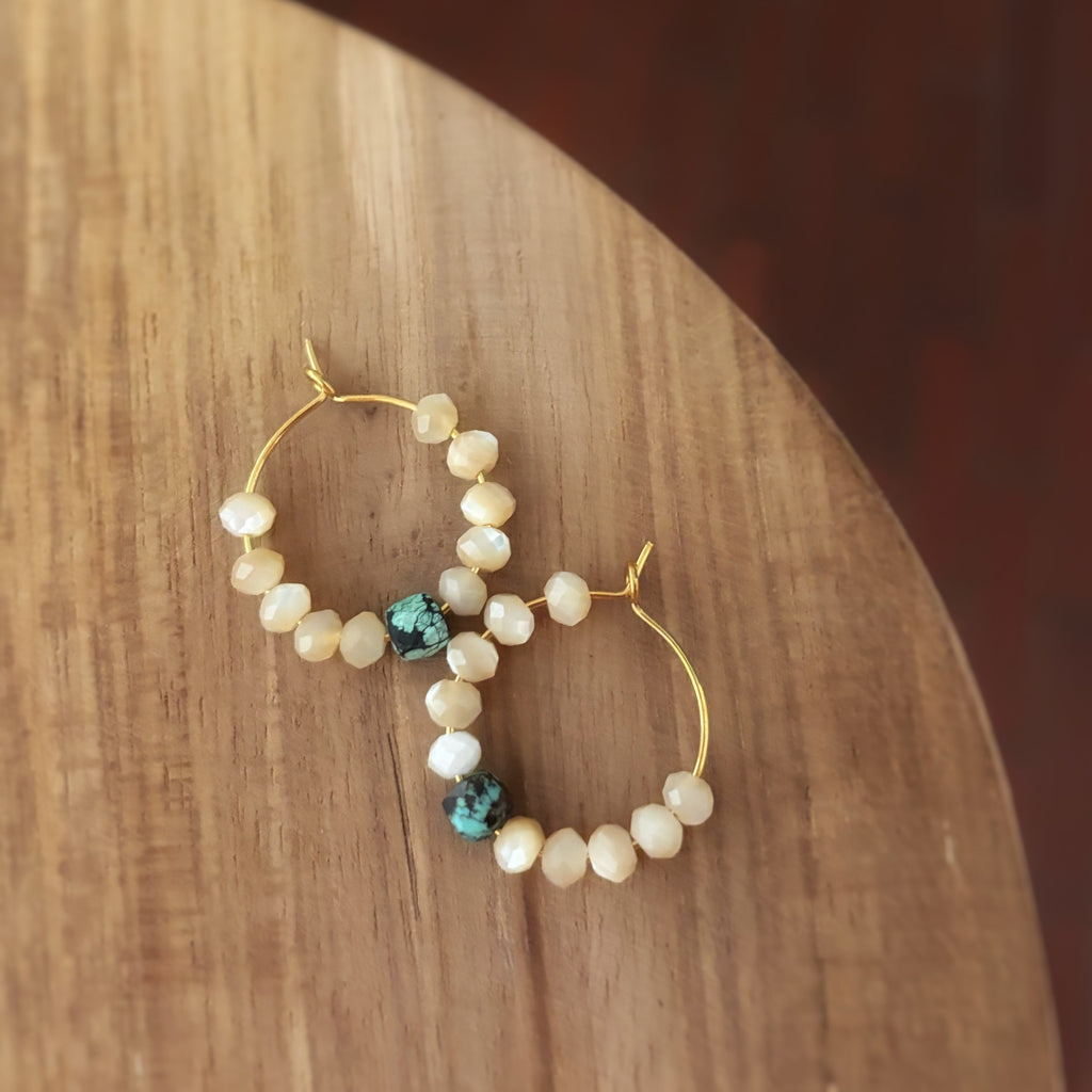 Créoles Signature posées sur bois, perles de nacre et turquoise naturelle