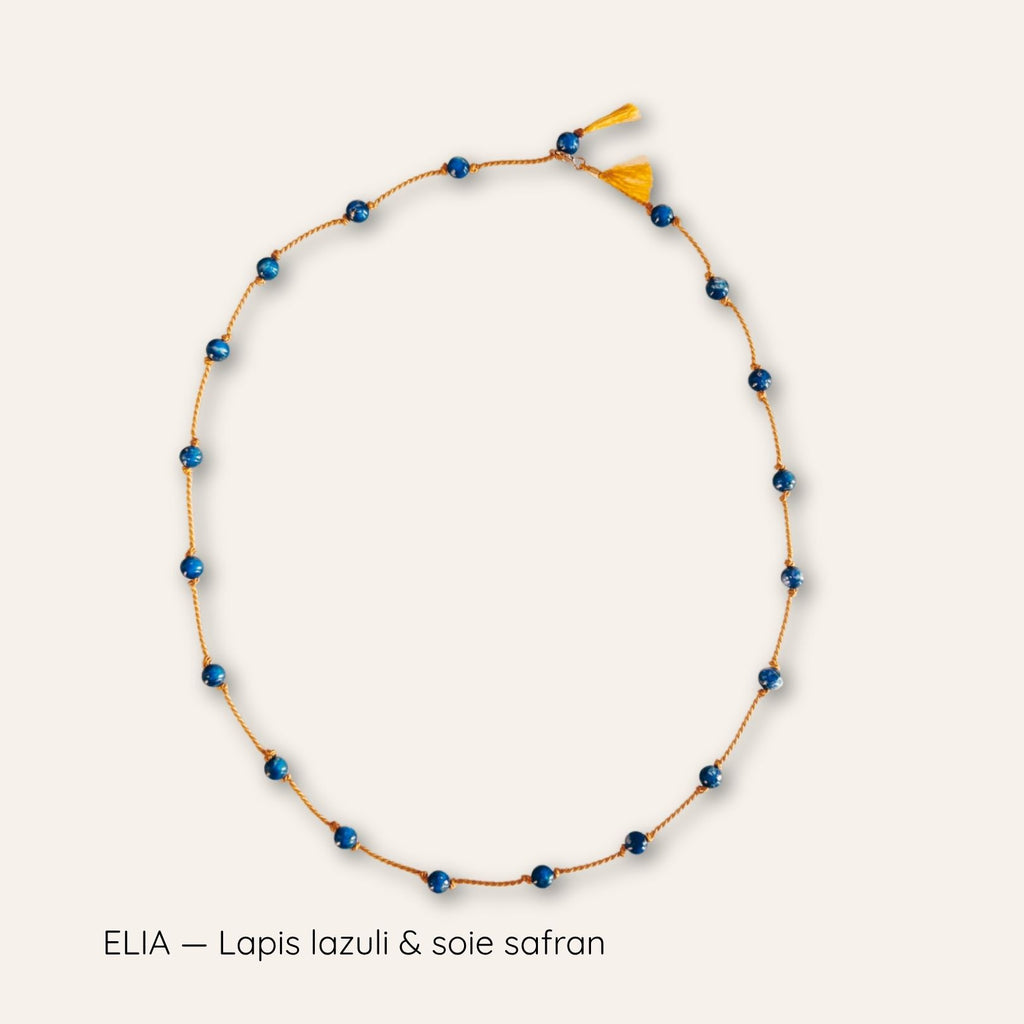 Collier en soie naturelle et pierre lapis lazuli noeud entre les perles