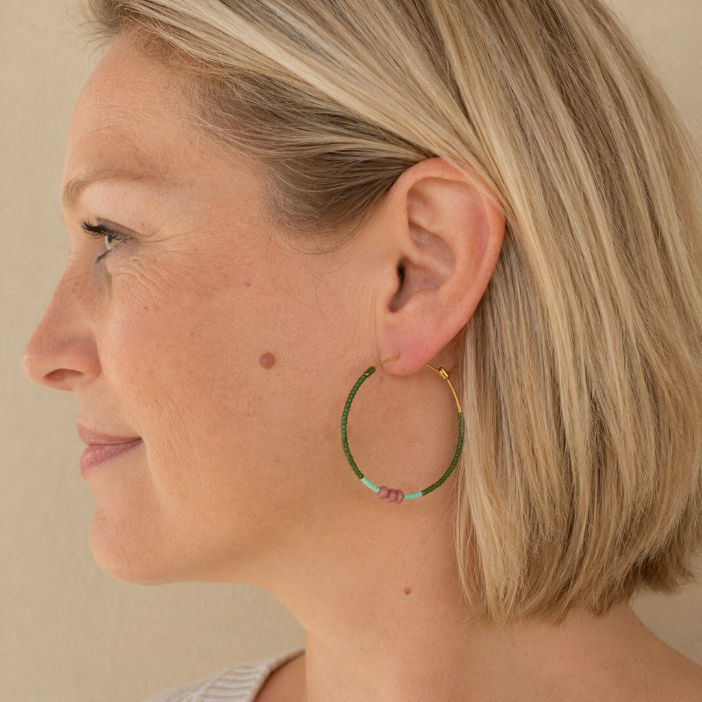 Grandes créoles perlées marlah bijoux portées sur un modèle femme