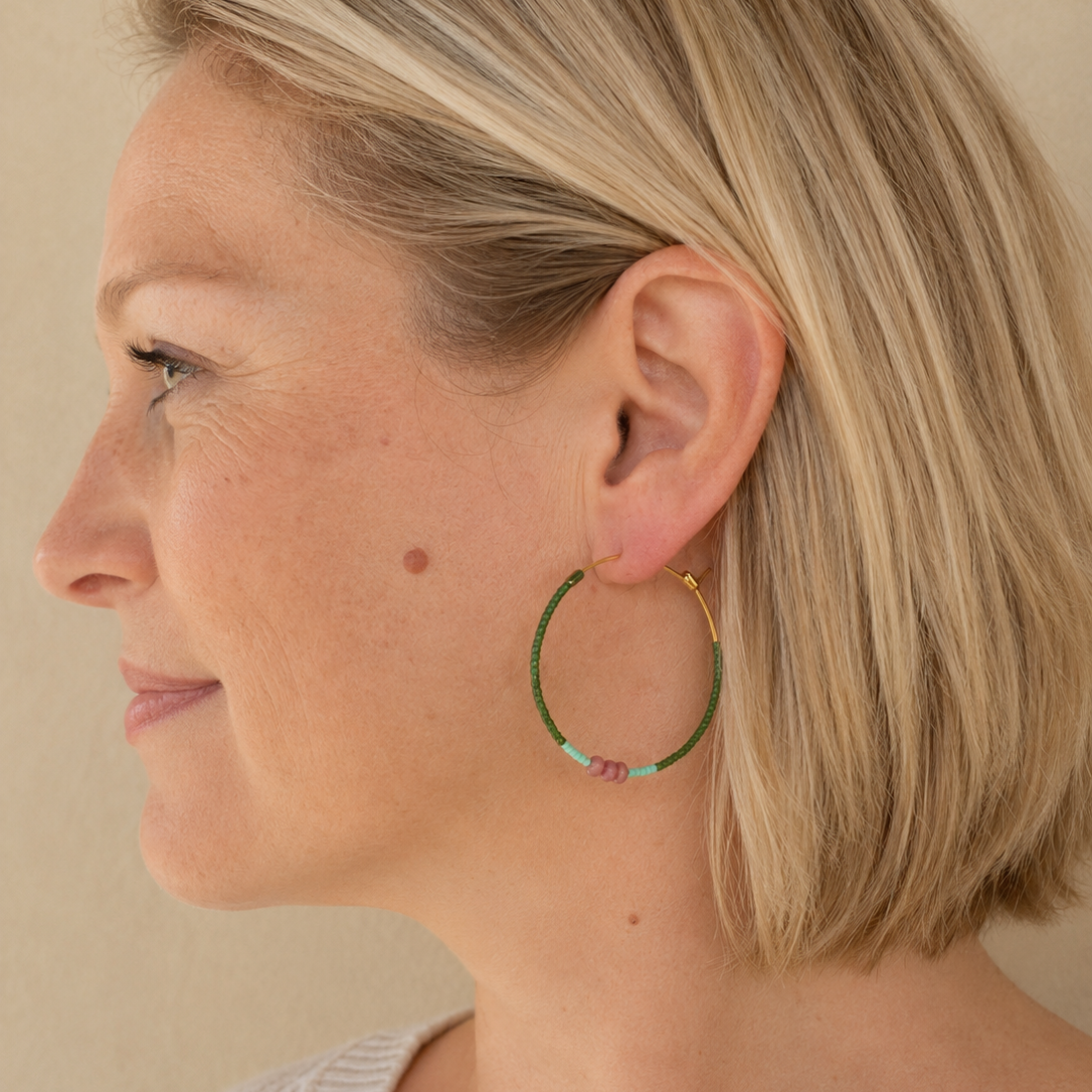Grandes créoles perlées marlah bijoux portées sur un modèle femme