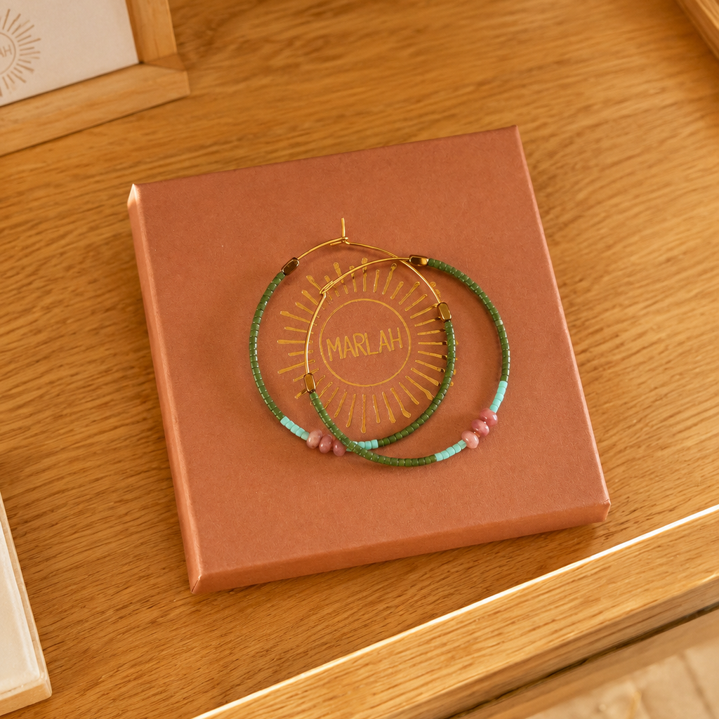 Créoles de marlah bijoux créatrice belge  sur les étagères d'une boutique