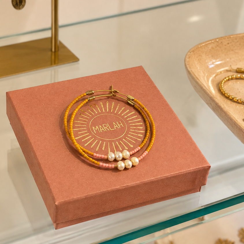 bijoux de marlah créatrice de bijoux belge dans la vitrine d'une boutique
