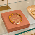 bijoux de marlah créatrice de bijoux belge dans la vitrine d'une boutique
