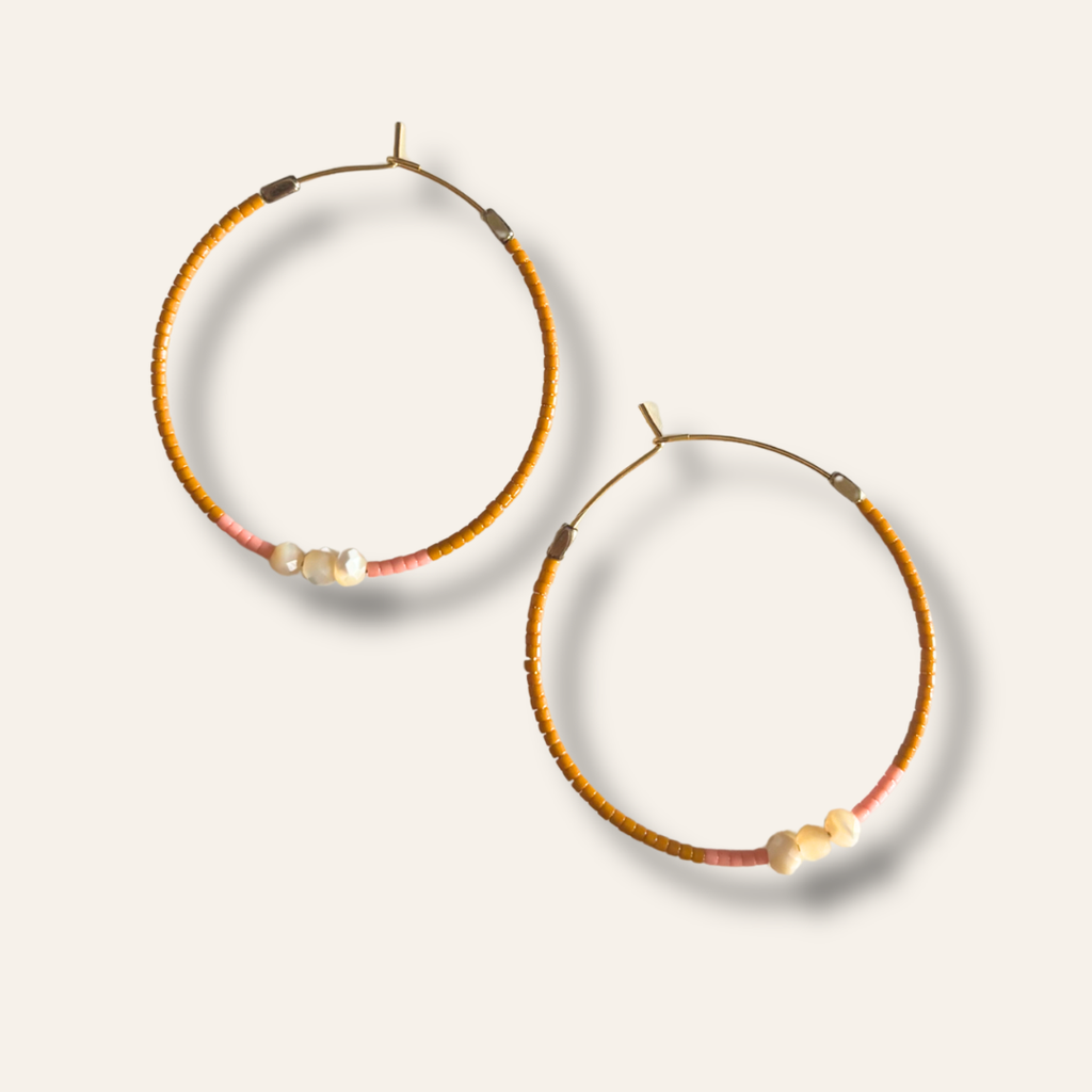 Gros plan sur les bijoux posé à plat
