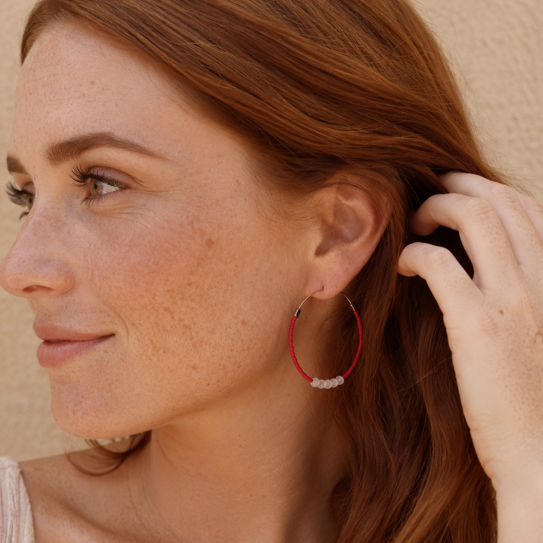 Grandes créoles marlah bijoux portées avec une belle chevelure rousse