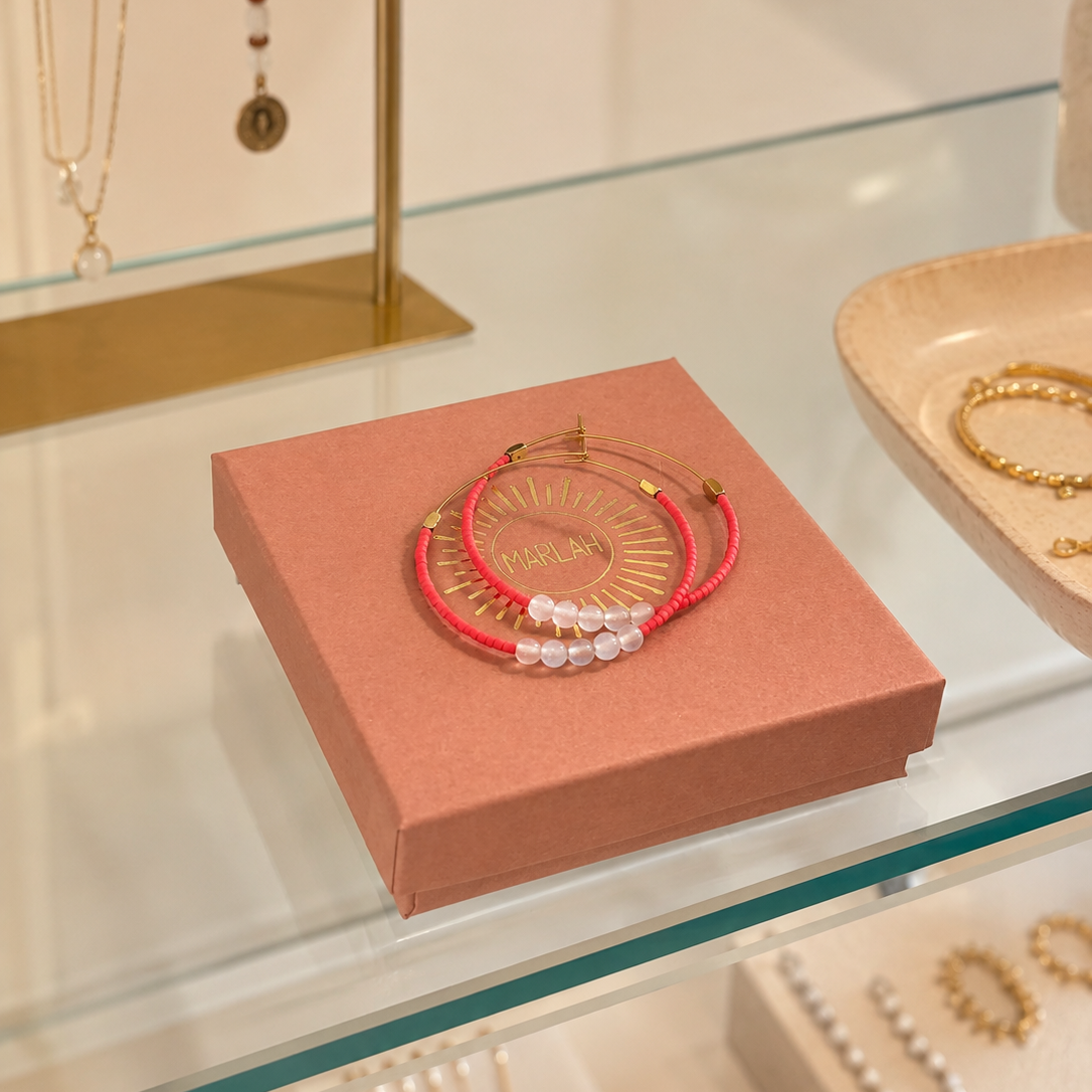 Bijoux marlah créoles colorées dans la vitrine d'une boutique de créateurs.