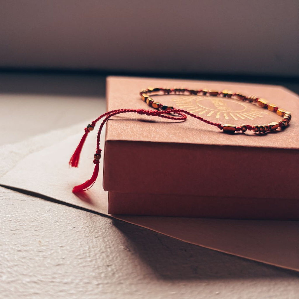 Bracelet fil rouge et perles dorées le Grigri dans son écrin cadeau MARLAH