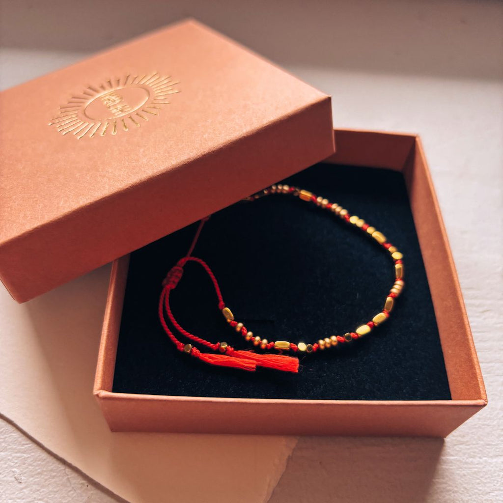 Bracelet fil rouge et perles dorées le Grigri dans son écrin cadeau MARLAH