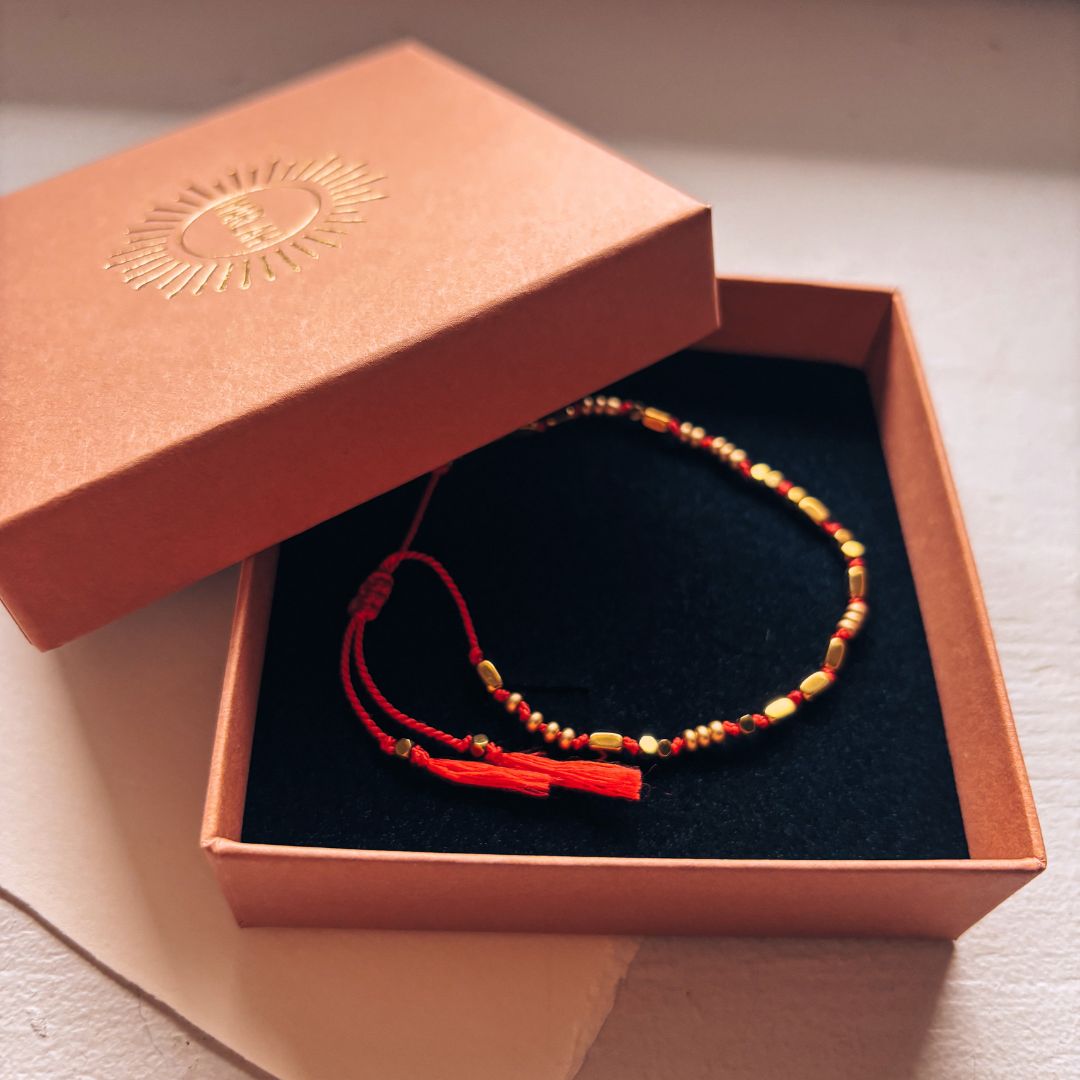 Bracelet fil rouge et perles dorées le Grigri dans son écrin cadeau MARLAH