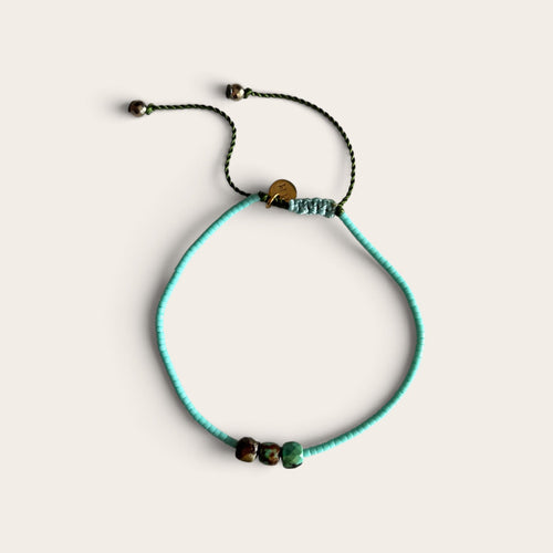 Gros plan sur bracelet en perles miyuki et turquoises 