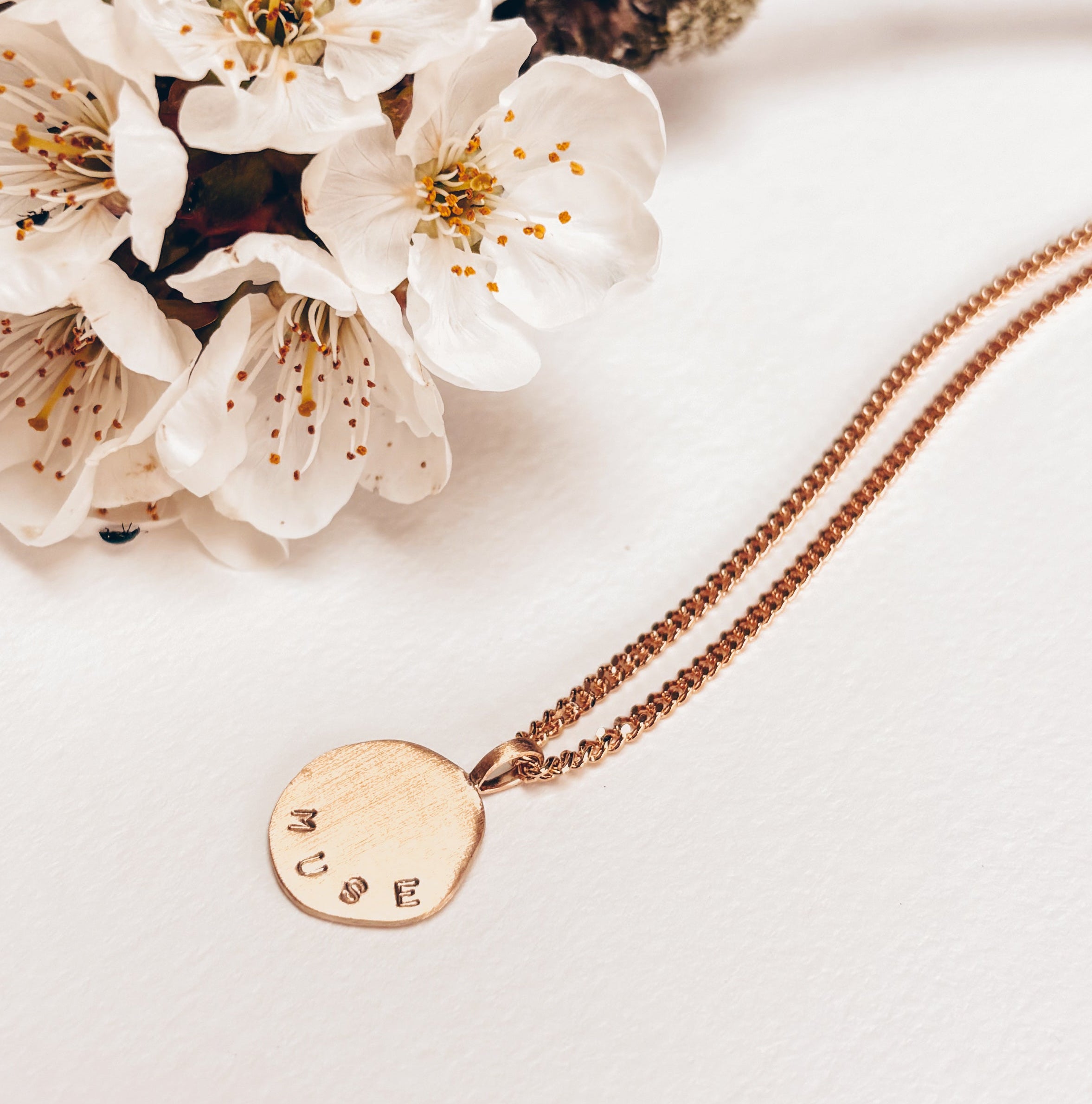 Collier médaille MUSE plaqué or 3 microns