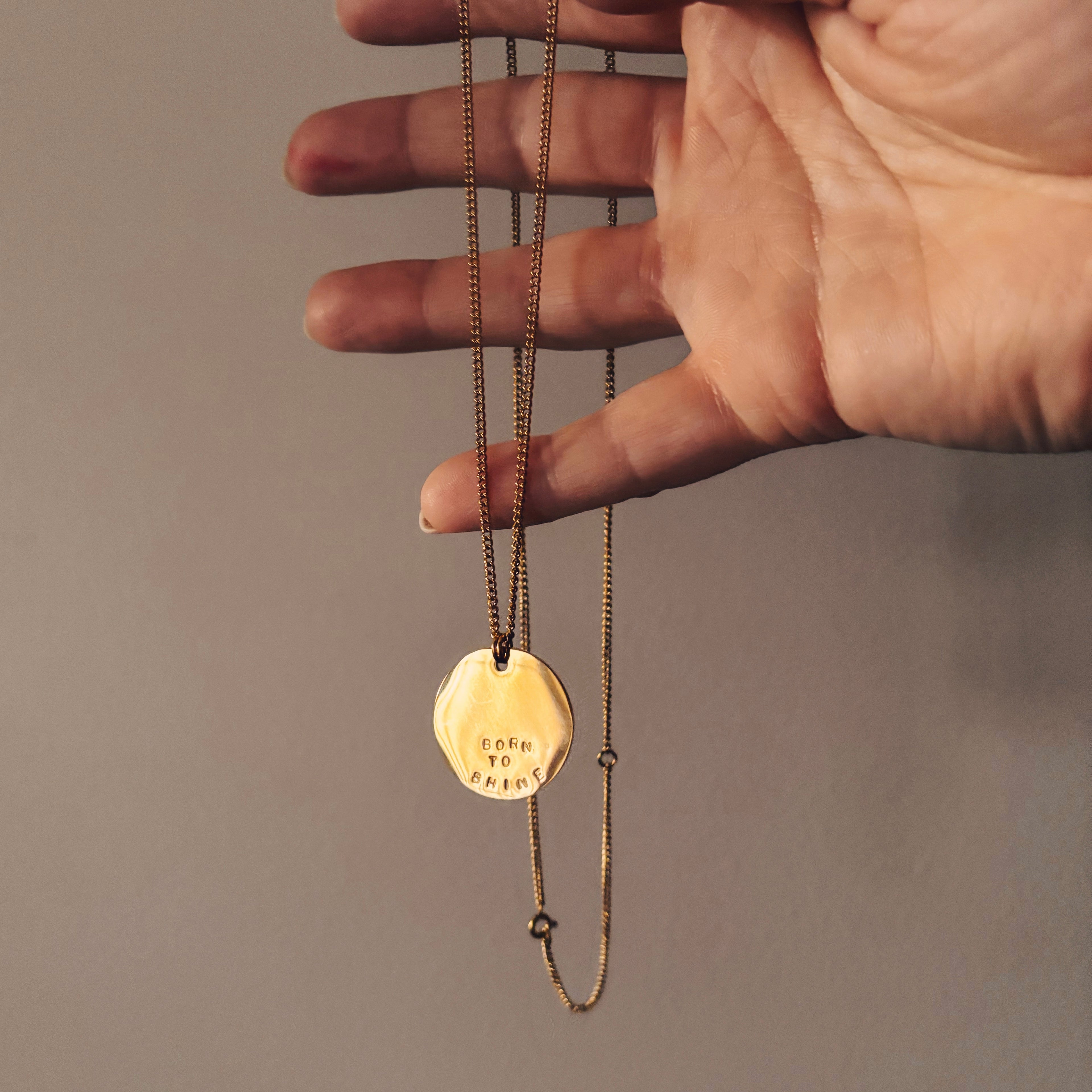 Long collier médaille à message gravé – sautoir doré