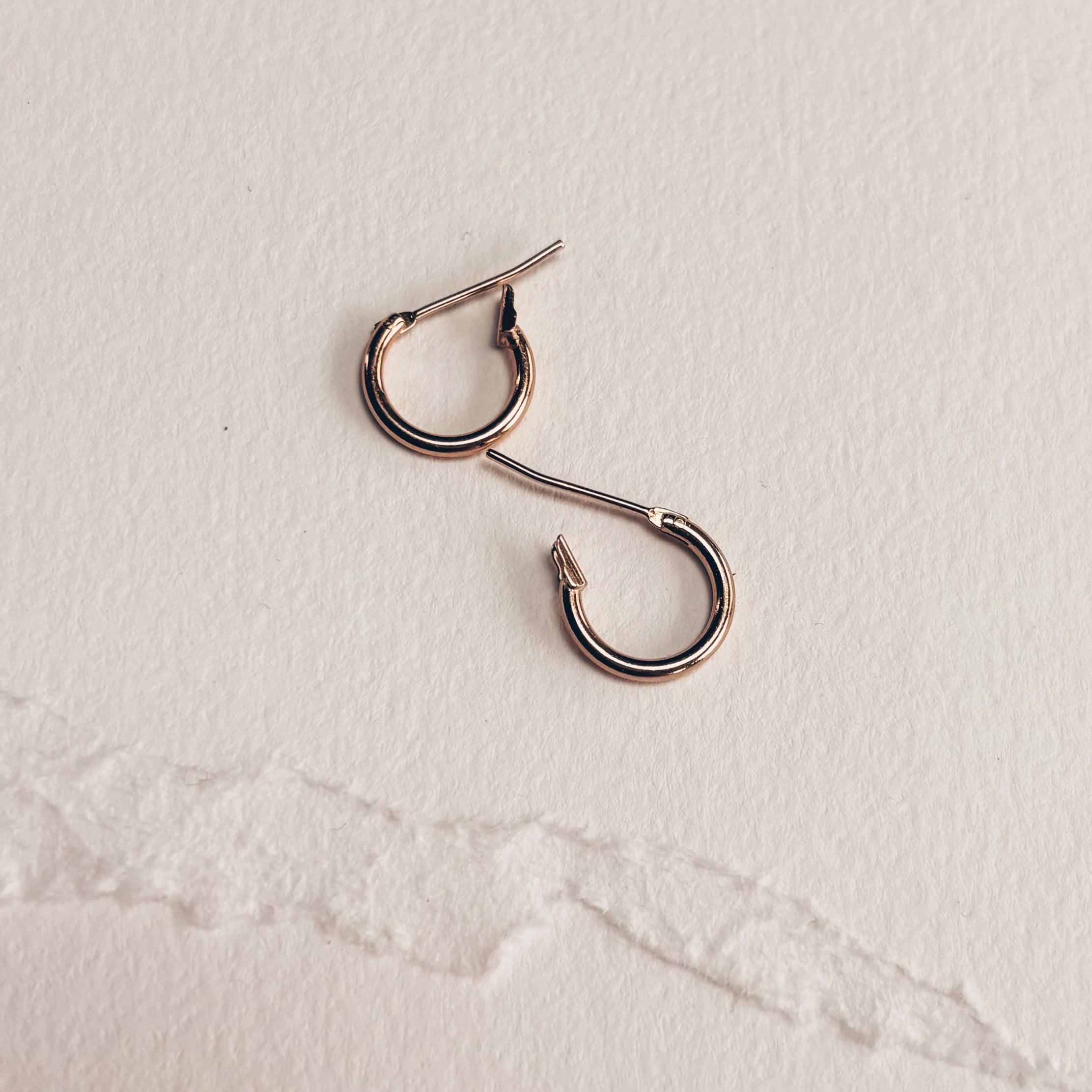 mini créoels plaqué or minimaliste