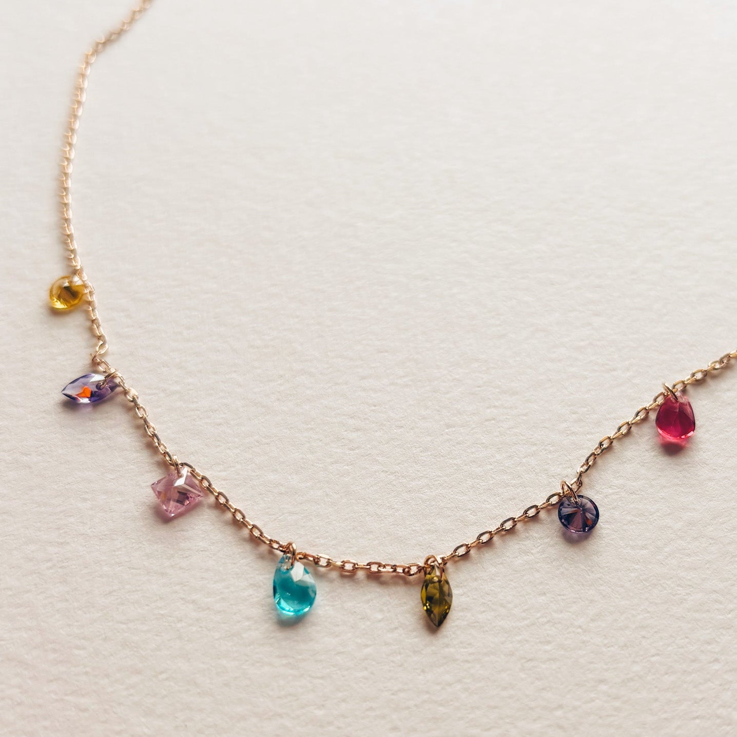 Collier multicolore pour bijoux été coloré