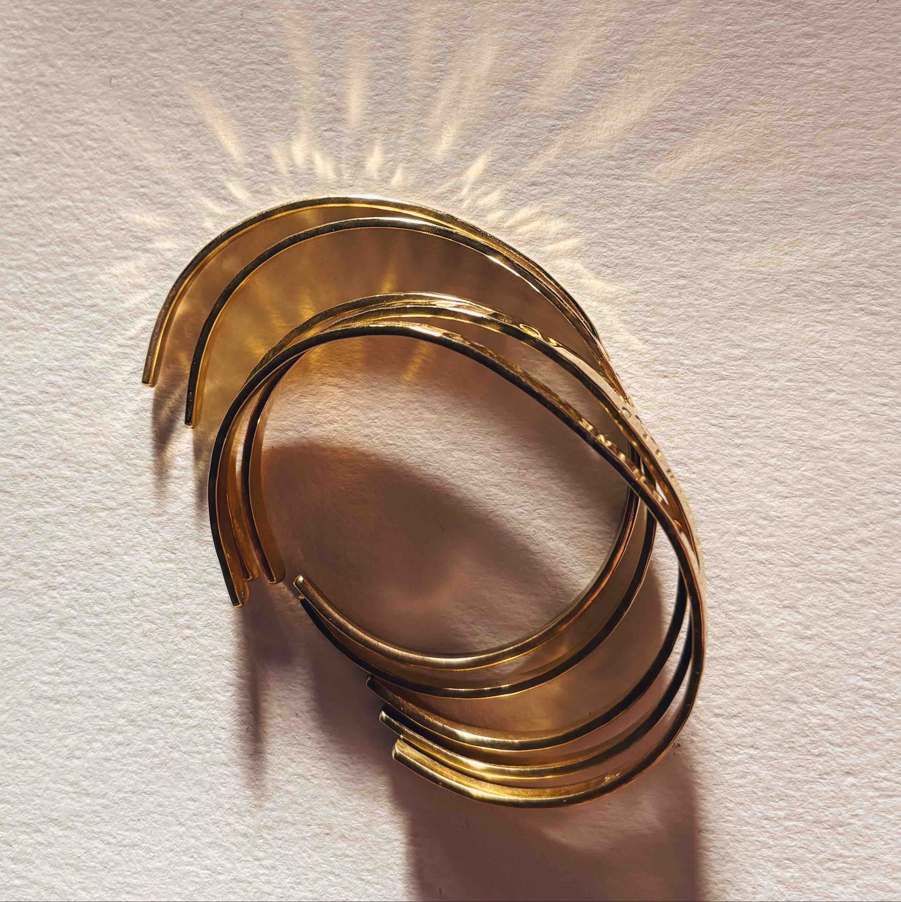 Accumulation bracelet cuff doré pour l'été
